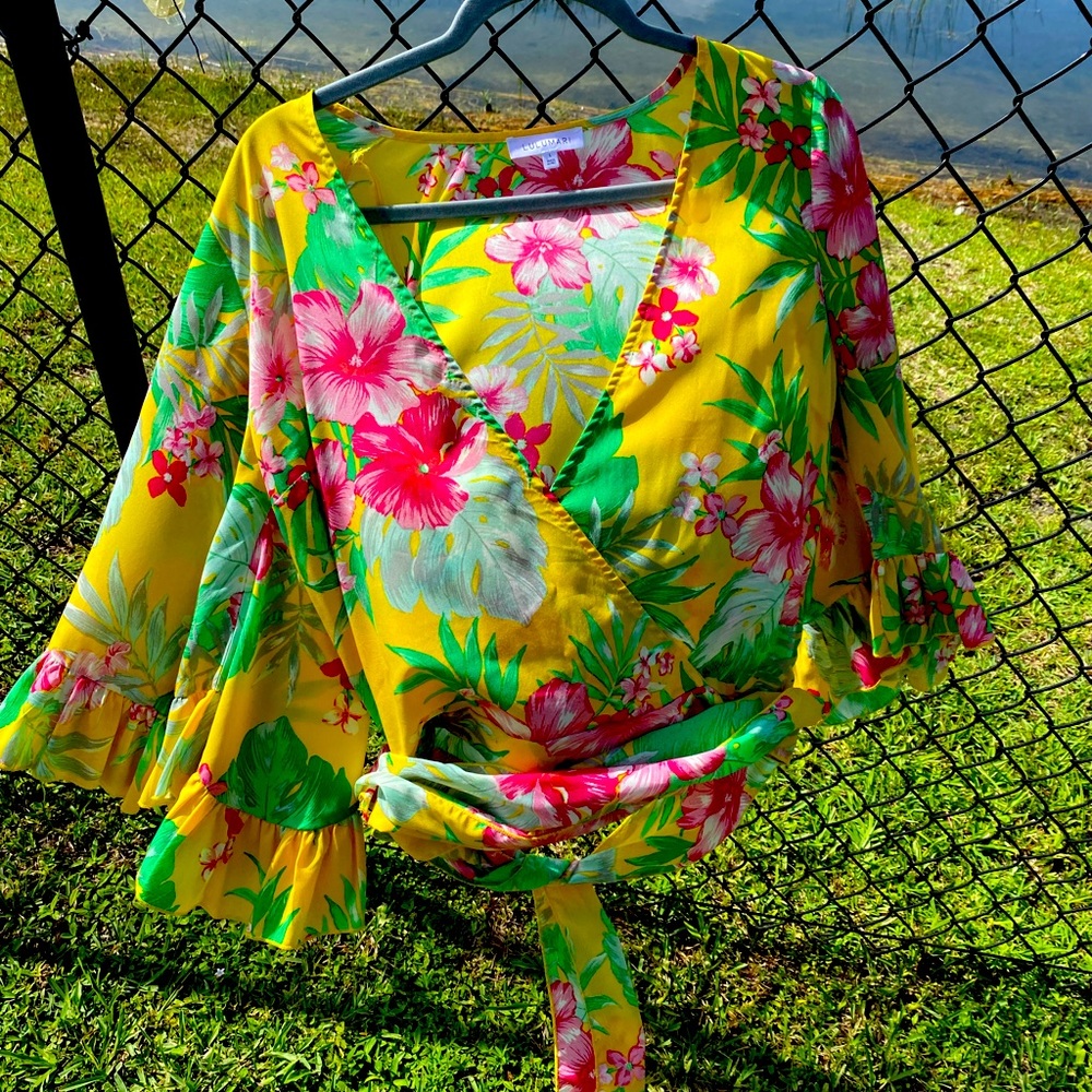 Summer blouse from Lulumari, bright yellow with floral print